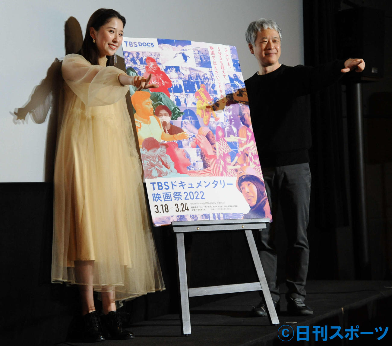 ドキュメンタリー映画「ももいろクロー
バーZ～アイドルの向こう側～」の舞台あいさつに出席したももいろクローバーZの玉井詩織（左）と酒井祐輔監督（撮影・松尾幸之介）