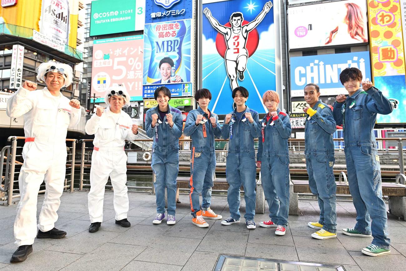 大阪・ミナミの道頓堀川の調査を行ったお笑いコンビよゐこ、関西ジャニーズJr Aぇ！group（C）MBS