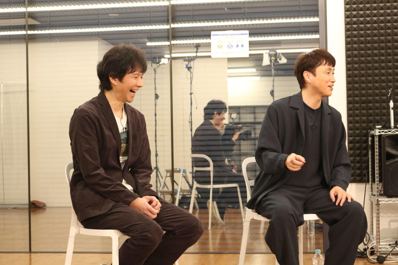 千葉テレビ「白黒アンジャッシュ」放送900回記念で、さまぁ～ず三村マサカズと対談するアンジャッシュ渡部建（左）と児嶋一哉（C）チバテレ