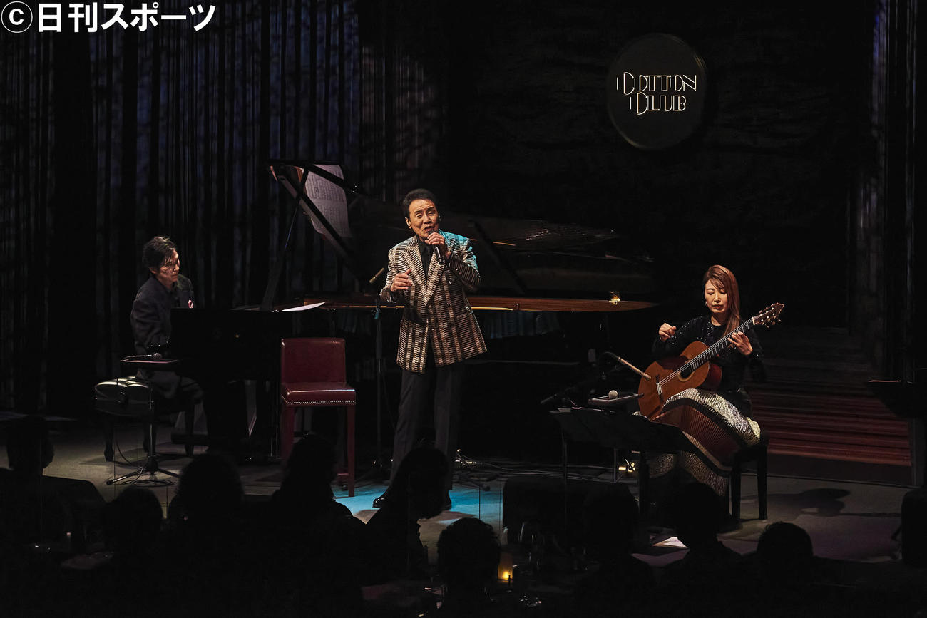 アルバム発売記念のライブを行った五木ひろし（中）清塚信也（左）村治佳織