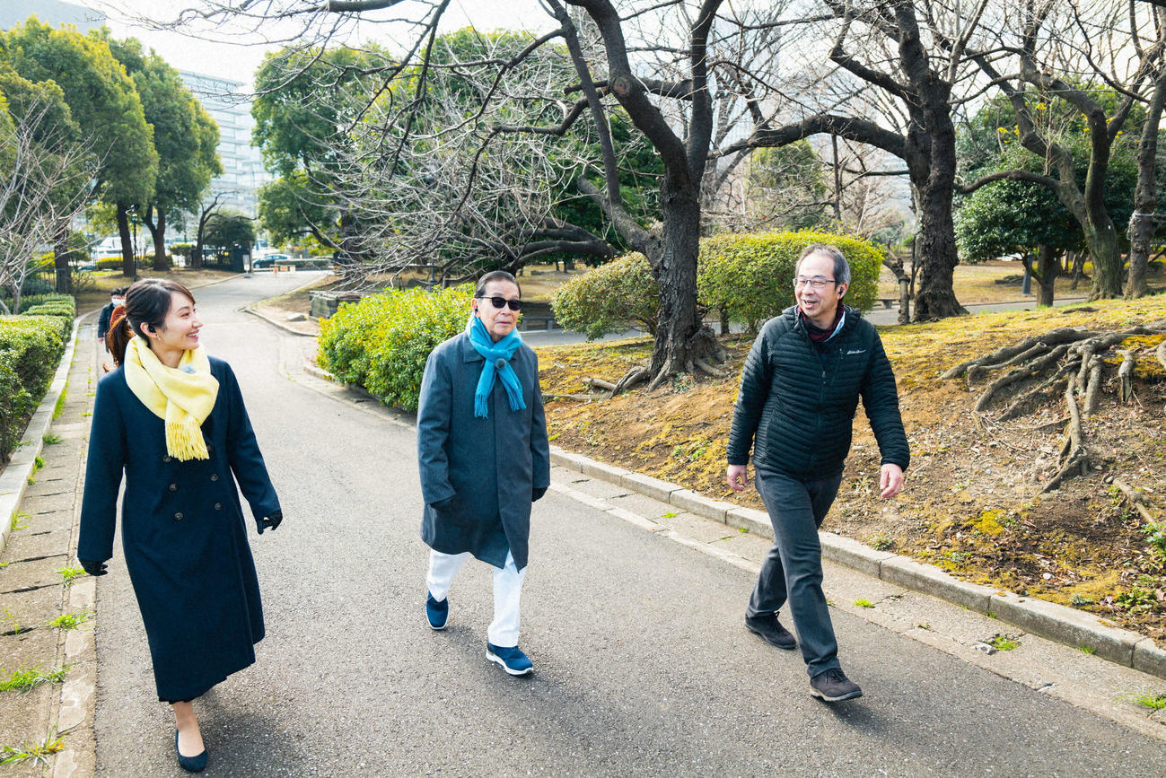 NHK「ブラタモリ」に出演するタモリ（中央）と野口葵衣アナウンサー（左）