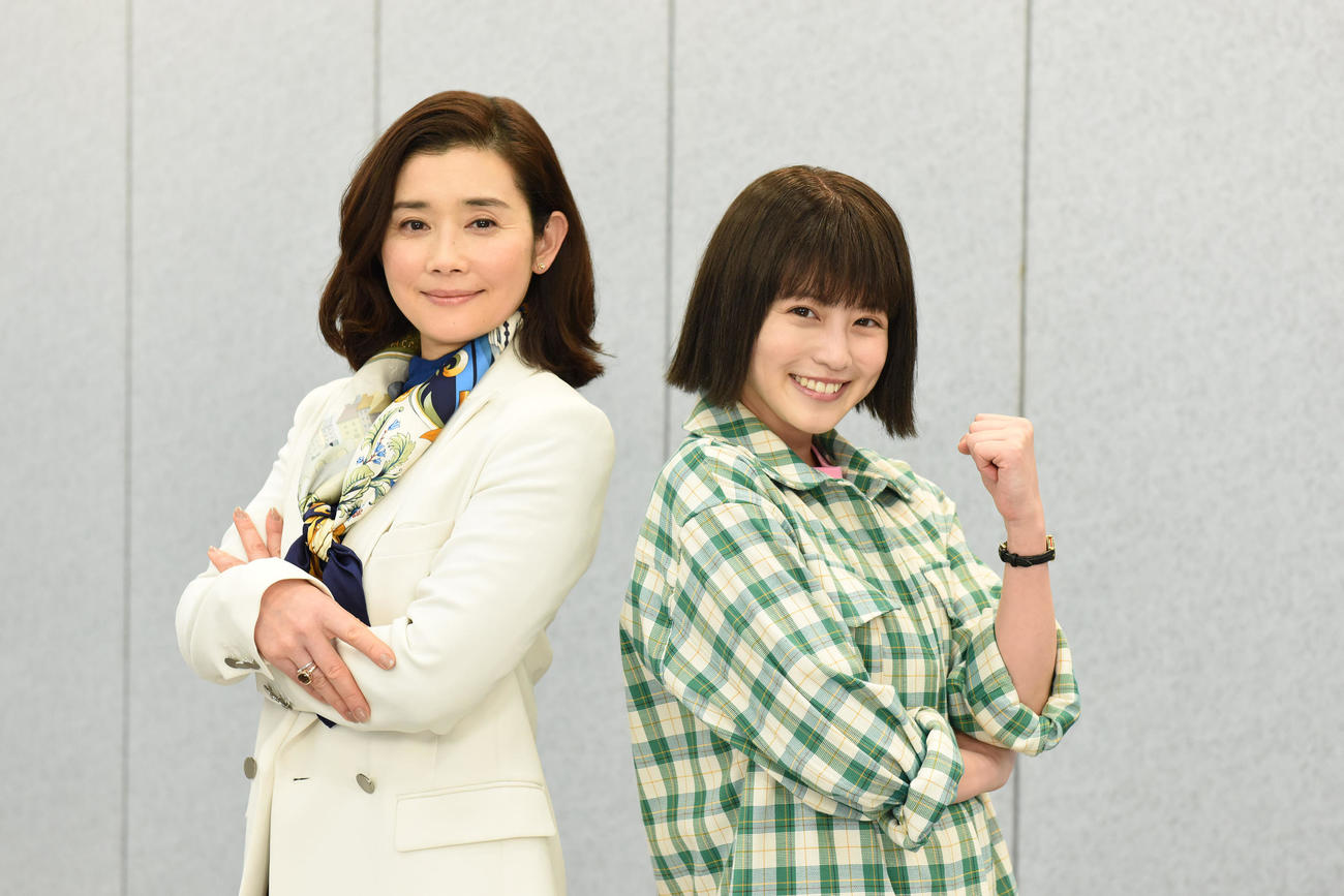 日本テレビ系ドラマ「悪女（わる）　～働くのがカッコ悪いなんて誰が言った？～」に主演する今田美桜（右）と特別出演する石田ひかり