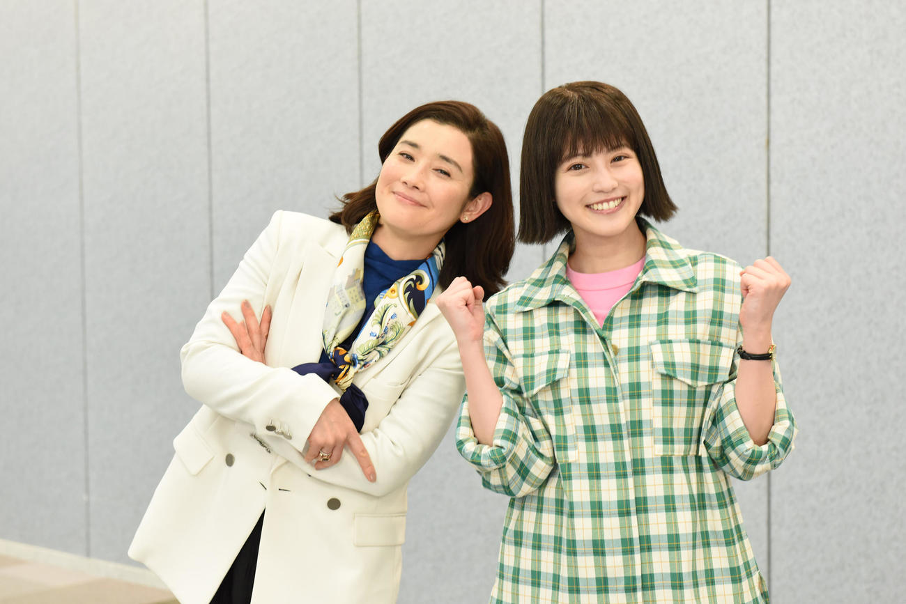 日本テレビ系ドラマ「悪女（わる）　～働くのがカッコ悪いなんて誰が言った？～」に主演する今田美桜（右）と特別出演する石田ひかり