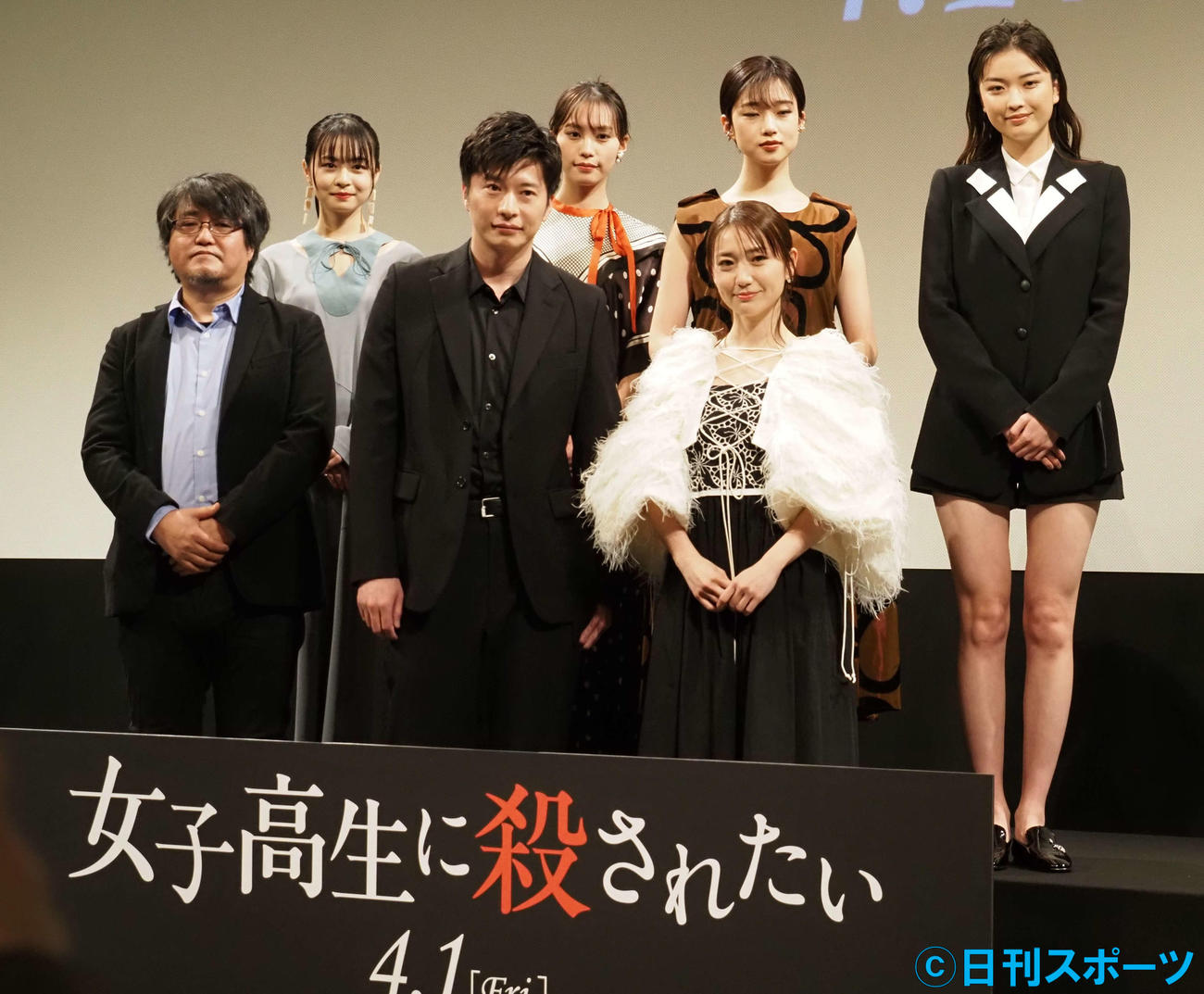 映画「女子高生に殺されたい」完成披露上映会に出席した、前列左から城定秀夫監督、田中圭、大島優子、後列左から莉子、南沙良、河合優実、茅島みずき（撮影・遠藤尚子）