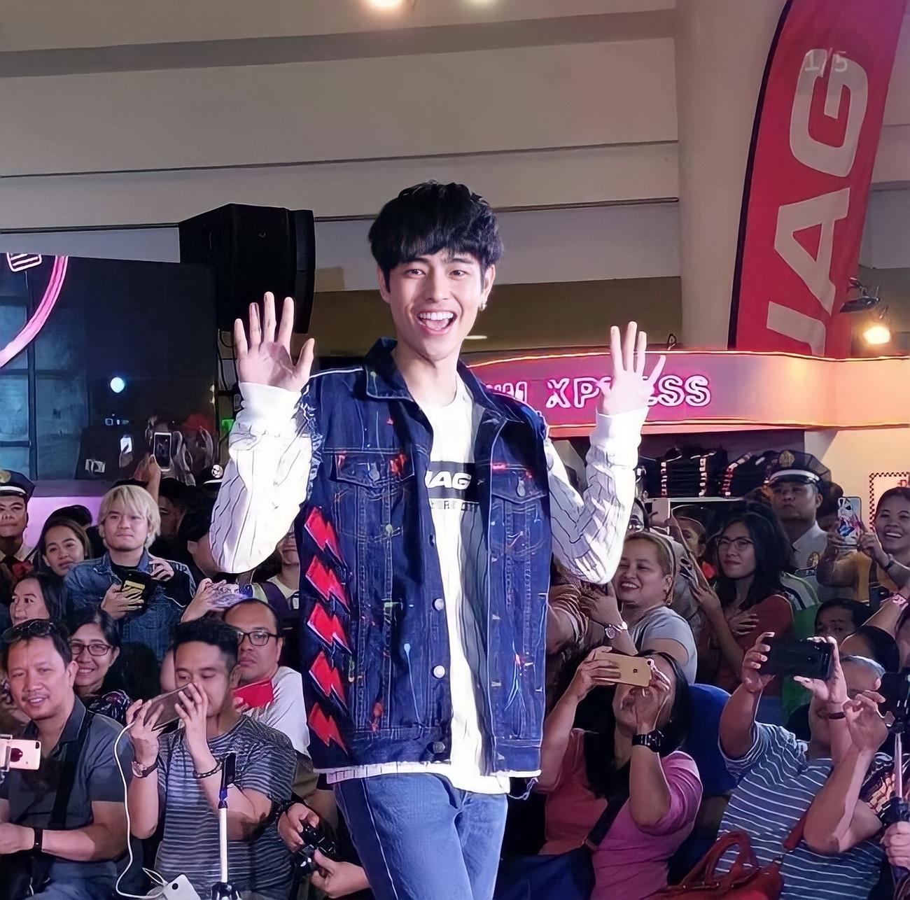 ファンに囲まれるFumiya