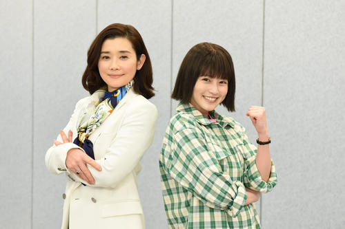日本テレビ系ドラマ「悪女（わる）　～働くのがカッコ悪いなんて誰が言った？～」に主演する今田美桜（右）と特別出演する石田ひかり