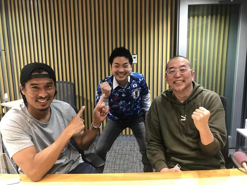 サッカーW杯アジア最終予選日本×オーストラリアを実況生中継し、日本の勝利を喜ぶニッポン放送中継陣。左から、中澤佑二、大泉健斗アナウンサー、金子達仁