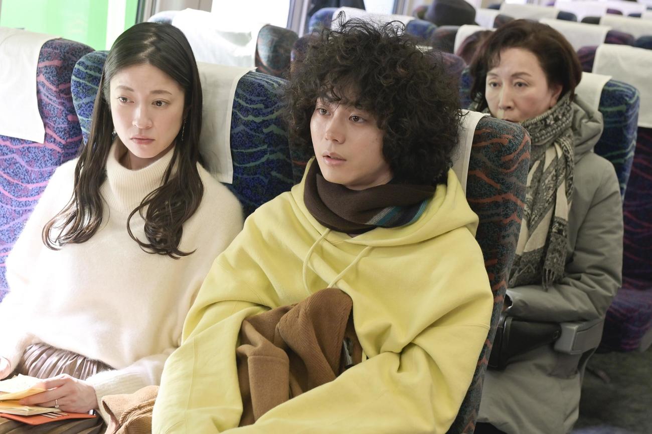 新幹線で隣り合わせた美樹谷紘子（関めぐみ＝左）と久能整（菅田将暉）の後ろに、紘子の育ての親の美樹谷サキ（高畑淳子）が近付いてくる（C）田村由美／小学館（C）フジテレビジョン