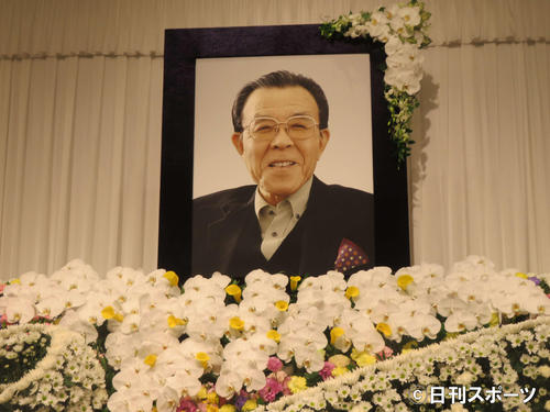 C*R様 サイン本　黒沢明　『黒沢明監督作品　乱　記録‘85』 黒澤明監督「乱」プロデューサー務めた原正人さんお別れ会開催、祭壇は