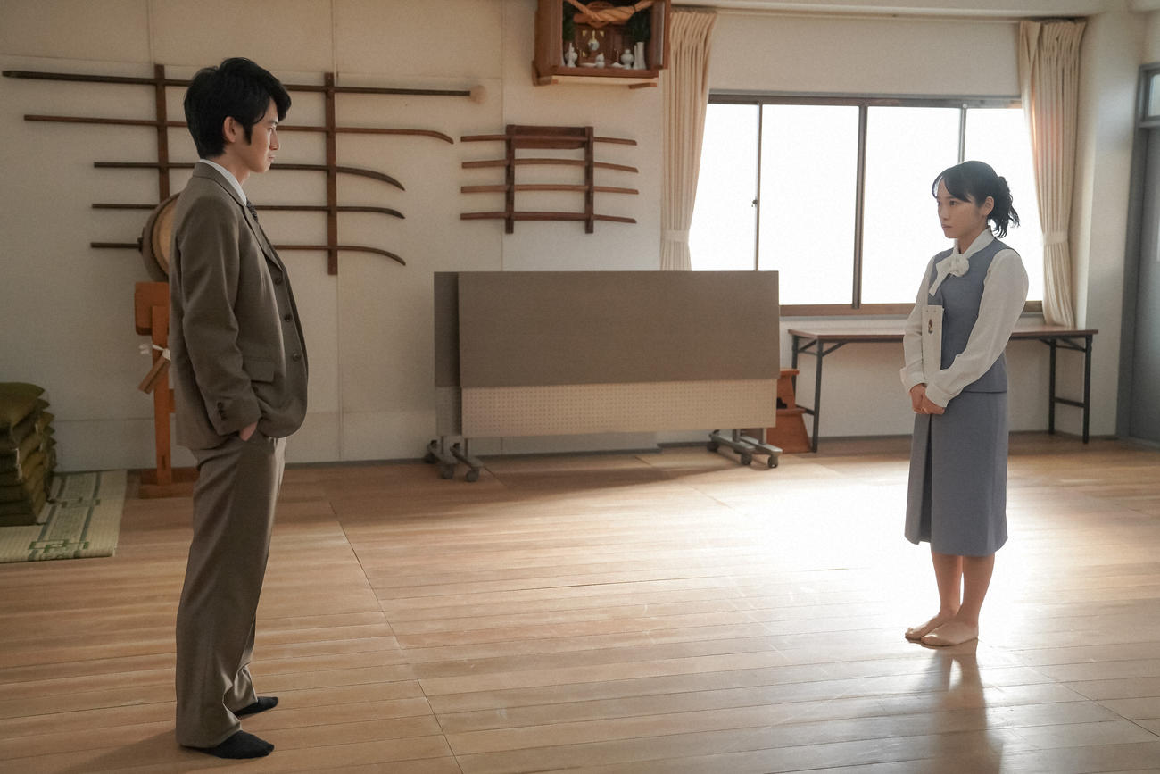 条映の道場で五十嵐と話をするひなた。左から、五十嵐文四郎（本郷奏多）、大月ひなた（川栄李奈）（Ｃ）NHK