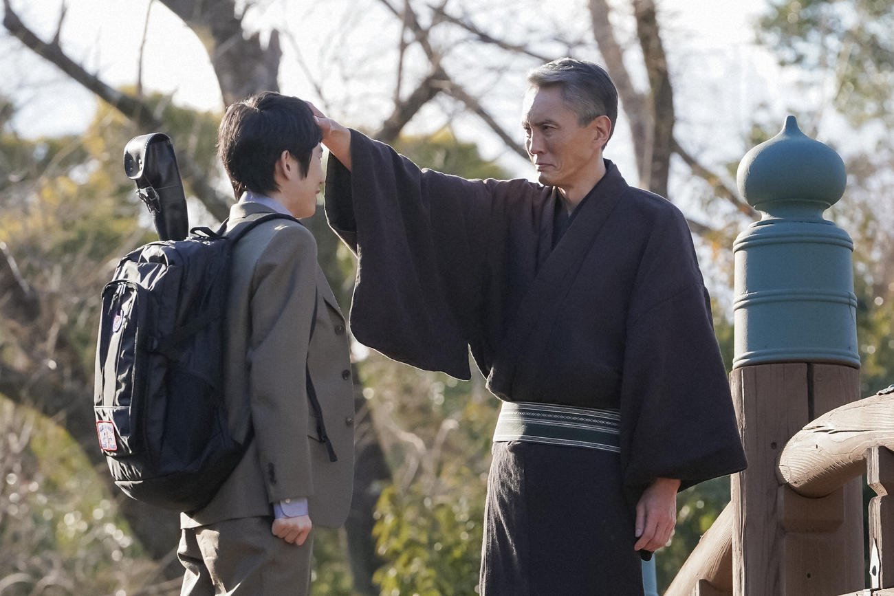 条映内の橋で文四郎と再会する虚無蔵。左から、五十嵐文四郎（本郷奏多）、伴虚無蔵（松重豊）（Ｃ）NHK