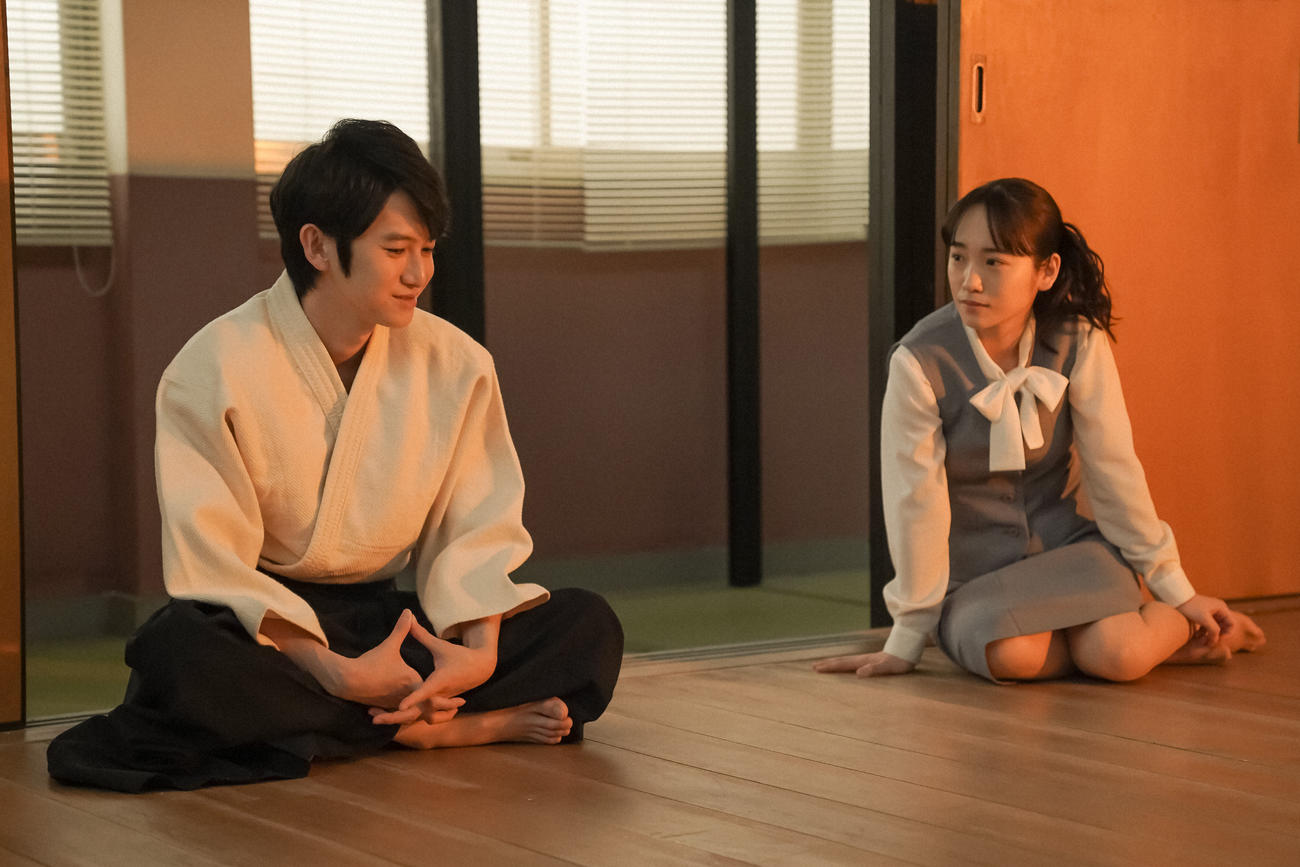 条映の道場で話をするひなたと文四郎。左から、五十嵐文四郎（本郷奏多）、大月ひなた（川栄李奈）（Ｃ）NHK