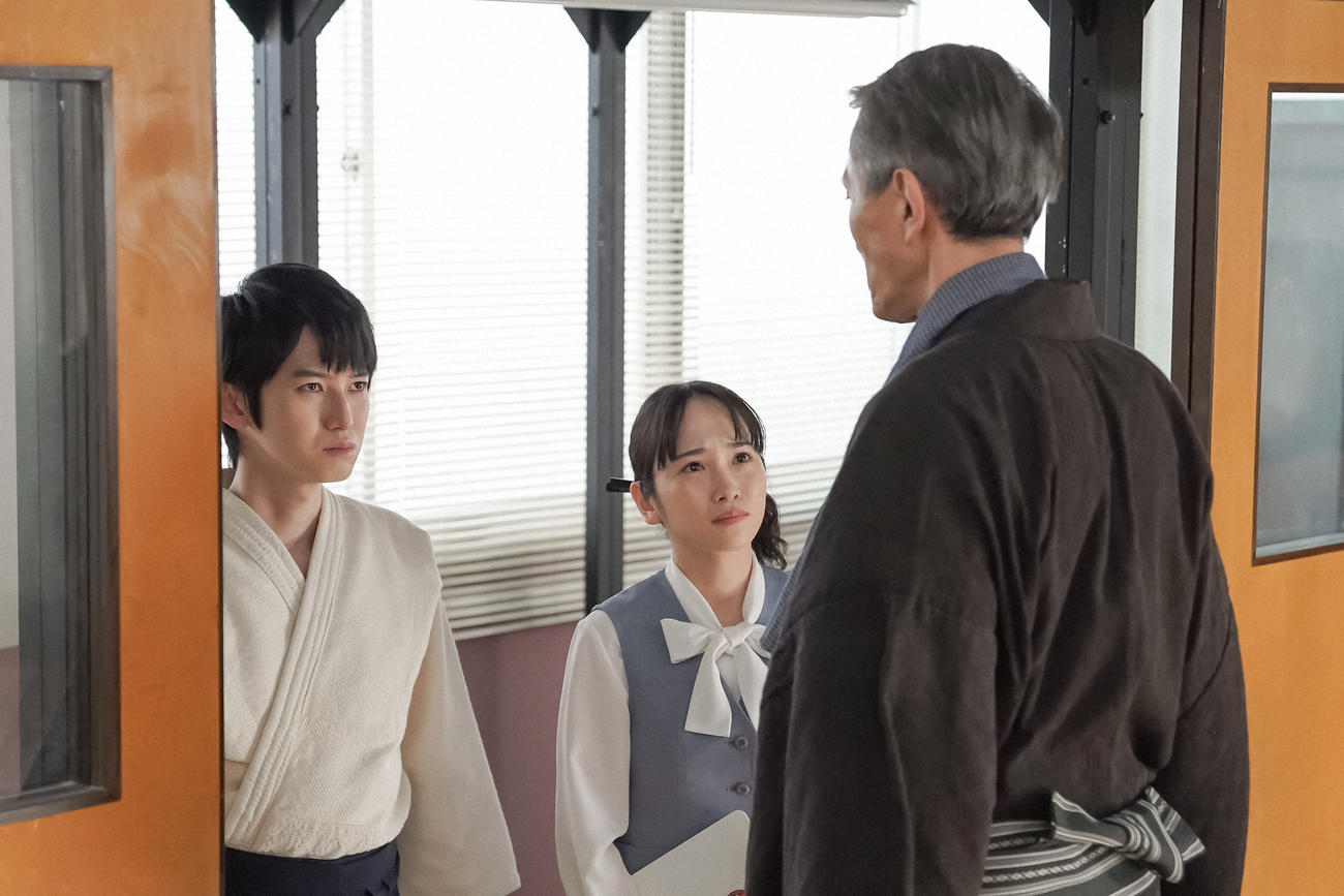 条映の道場で虚無蔵にあることを言う五十嵐。左から、五十嵐文四郎（本郷奏多）、大月ひなた（川栄李奈）、伴虚無蔵（松重豊）（Ｃ）NHK