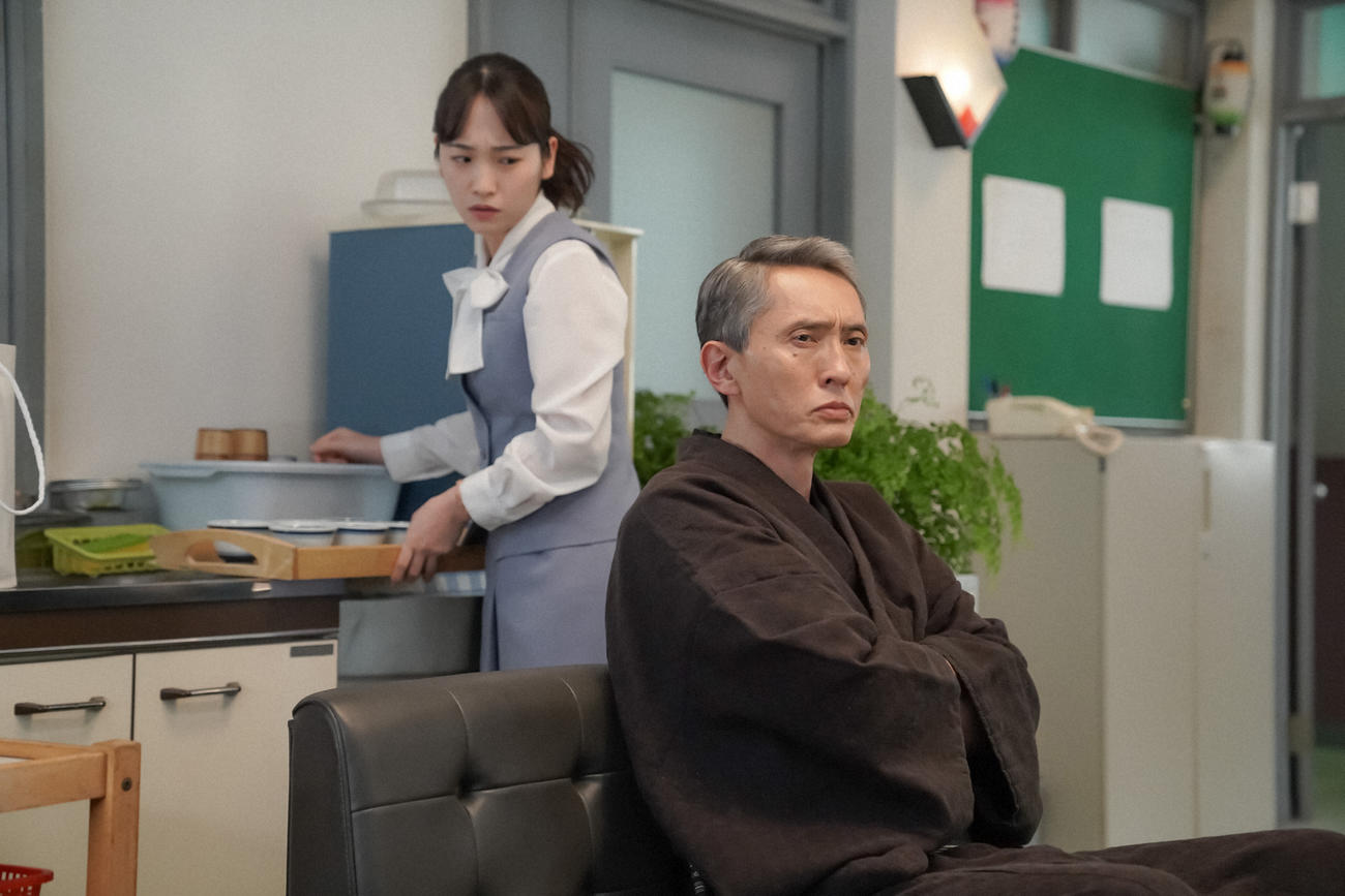 条映の休憩所で虚無蔵と話をするひなた。左から、大月ひなた（川栄李奈）、伴虚無蔵（松重豊）（Ｃ）NHK