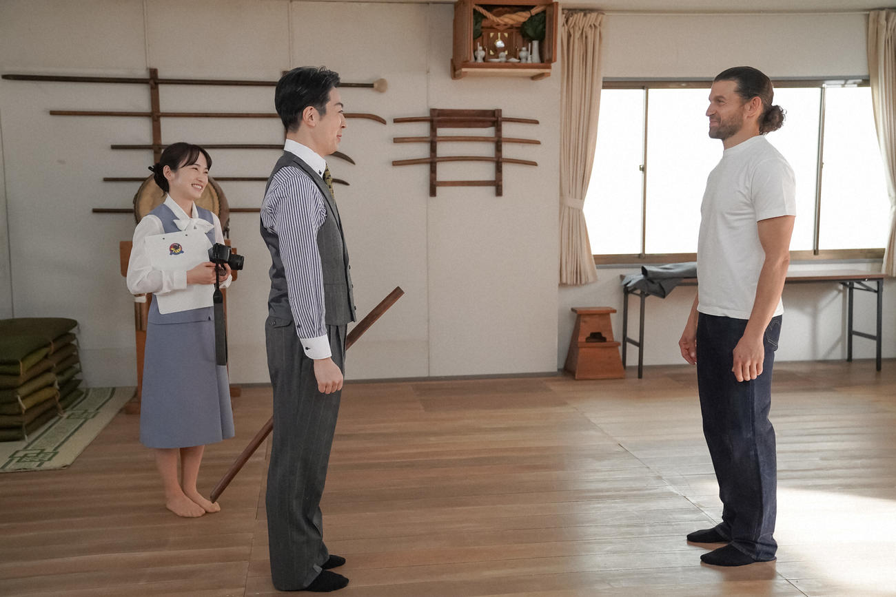 条映の道場でモモケンに挨拶をするマット。左から、大月ひなた（川栄李奈）、桃山剣之介（尾上菊之助）、マット・ロリンズ（Ｃ）NHK