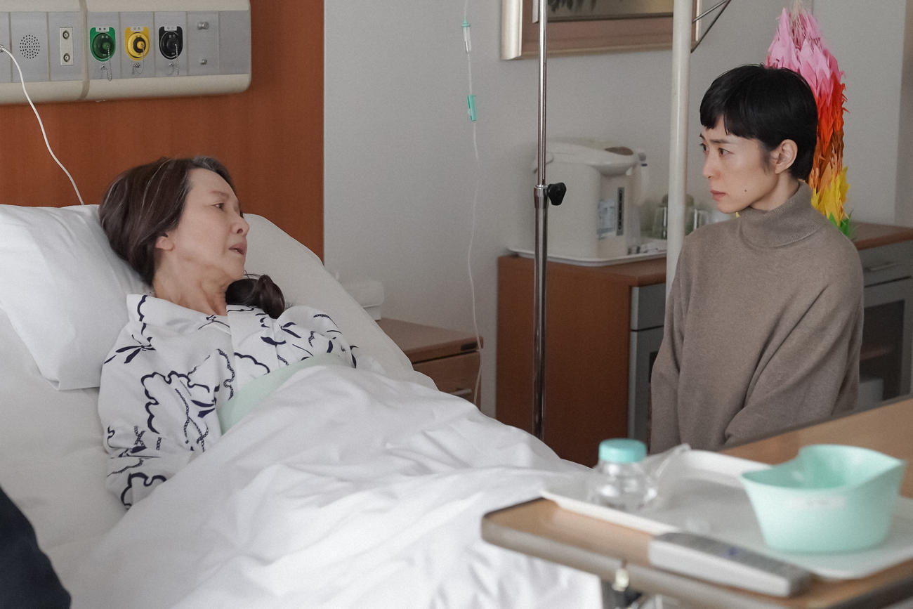 病室で雪衣の話を聞くるい。左から、雉真雪衣（多岐川裕美）、大月るい（深津絵里）（Ｃ）NHK