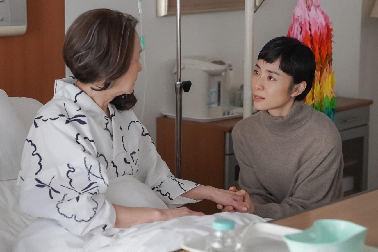 病室で雪衣の話を聞くるい。左から、雉真雪衣（多岐川裕美）、大月るい（深津絵里）（Ｃ）NHK