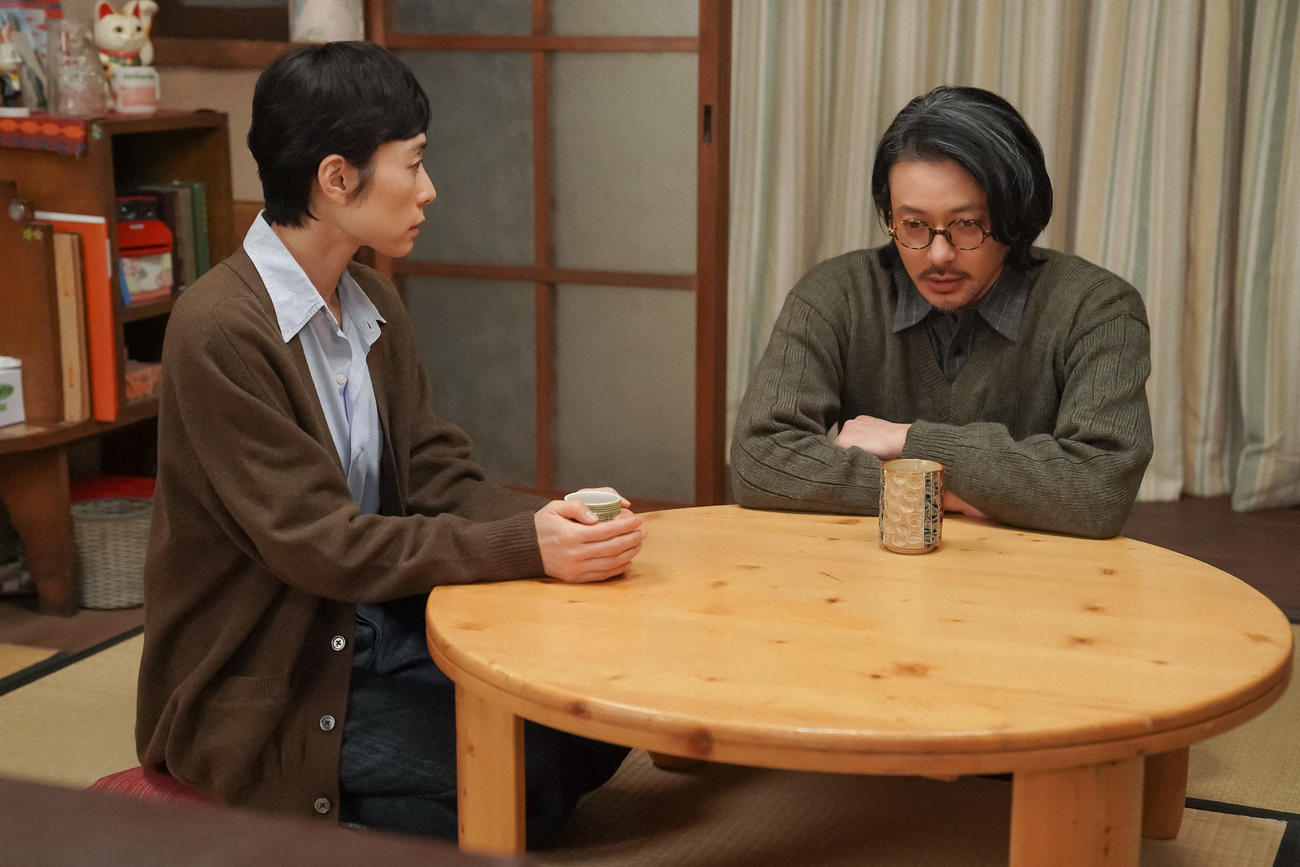 「大月」の茶の間で、るいにあることを言う錠一郎。左から、大月るい（深津絵里）、大月錠一郎（オダギリジョー）（Ｃ）NHK