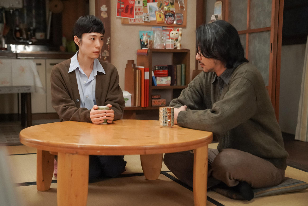「大月」の茶の間で、るいにあることを言う錠一郎。左から、大月るい（深津絵里）、大月錠一郎（オダギリジョー）（Ｃ）NHK