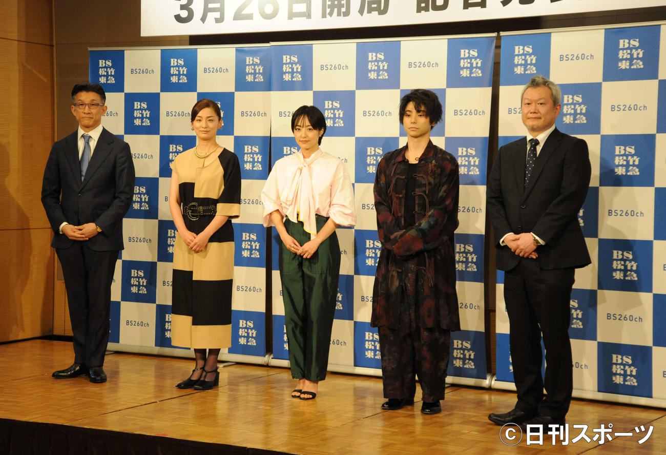 BS松竹東急開局記念スペシャルドラマの記者発表会に出席した、左からBS松竹東急の橋本元社長、尾野真千子、井上真央、村上虹郎、BS松竹東急の中村敦史編成局長（撮影・松尾幸之介）