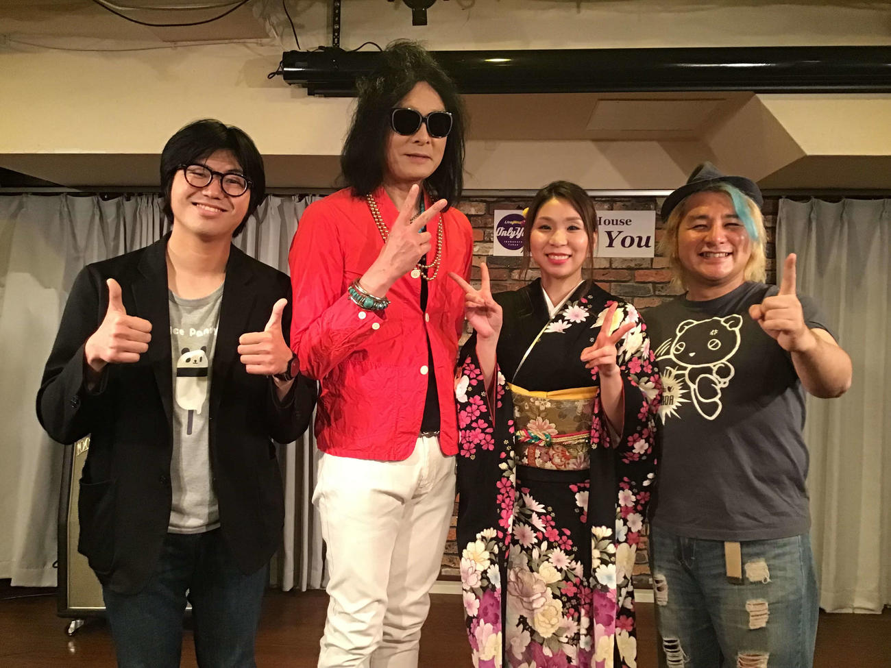 新曲「くれない渡り鳥」の発売記念イベントを行った水城なつみ（左から3人目）。左からアイス芸人たかたか、abegakk、1人おいてポMカズダイ
