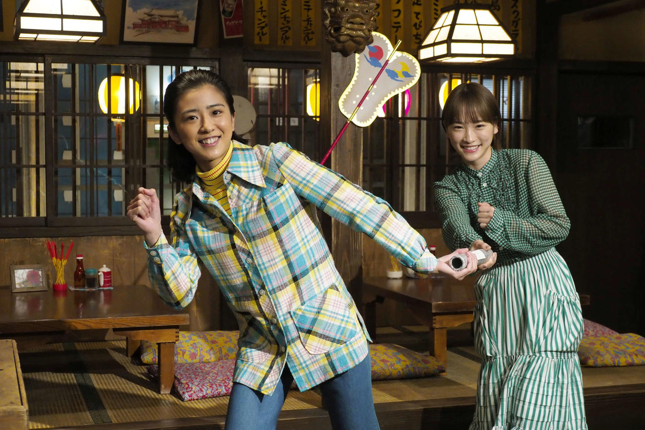 NHK連続テレビ小説のバトンタッチセレモニーを行った黒島結菜（左）と川栄李奈