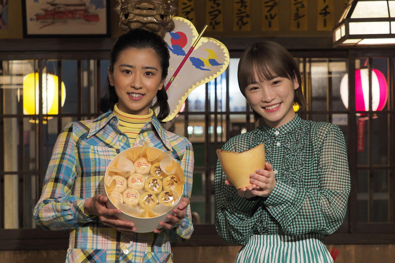NHK連続テレビ小説のバトンタッチセレモニーでそれぞれ送られたプレゼントを披露する黒島結菜（左）と川栄李奈