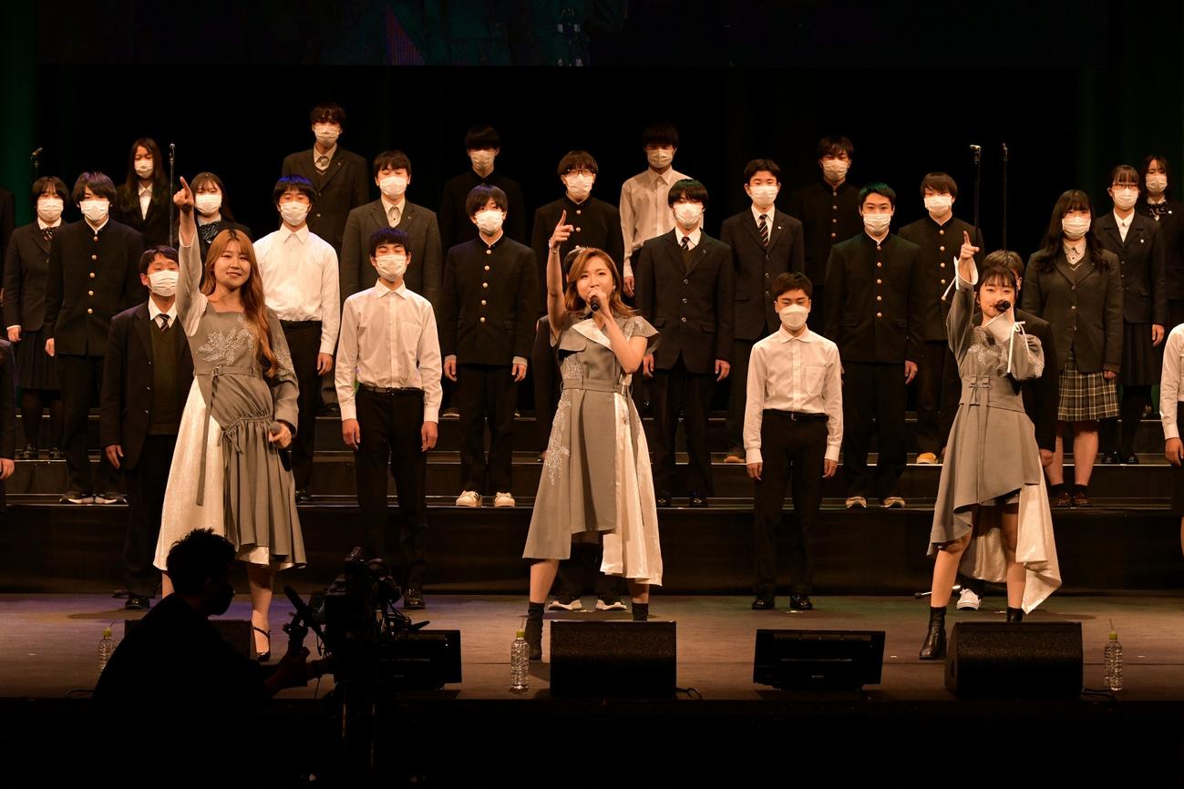 「復興支援音楽祭　歌の絆プロジェクト2022」に出演したLittle Glee Monster。左からかれん、MAYU、アサヒ