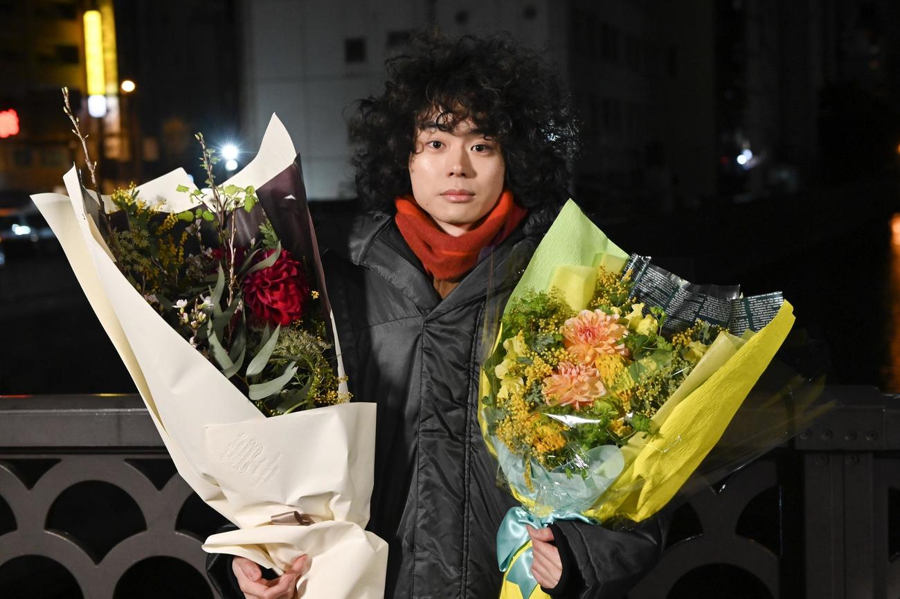 「ミステリと言う勿れ」クランクアップで花束を手にする菅田将暉（C）フジテレビジョン
