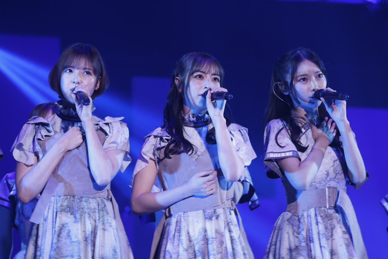 卒業コンサートでパフォーマンスする乃木坂46北野日奈子（中央）。左は和田まあや、右は黒見明香