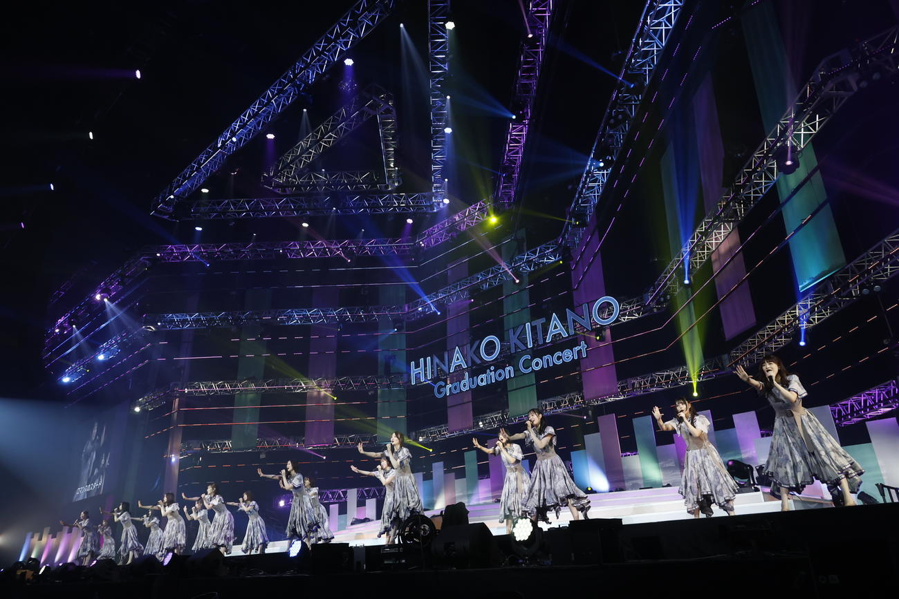 北野日奈子の卒業コンサートでパフォーマンスする乃木坂46