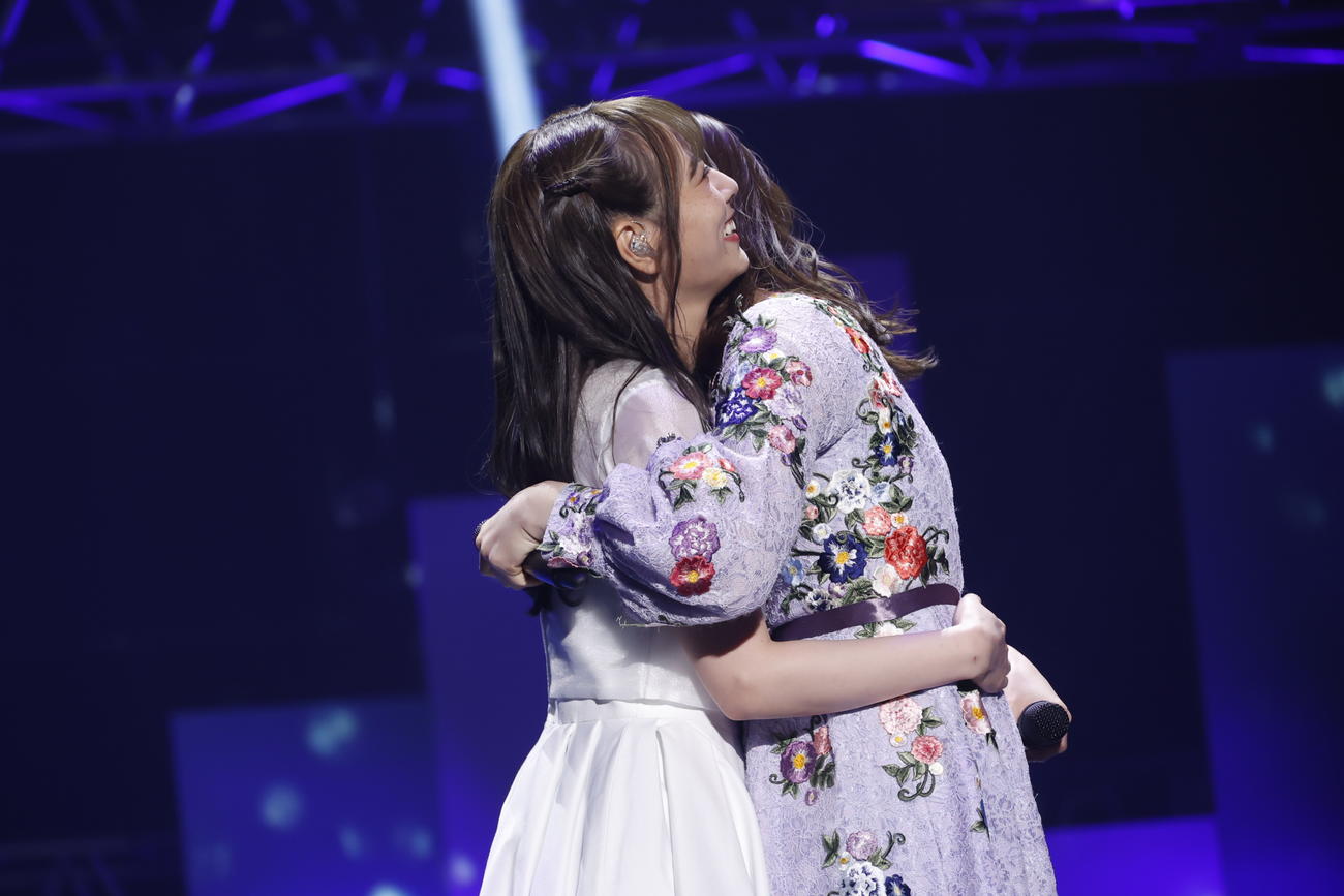 卒業コンサートで同期の山崎怜奈（右）と抱き合う北野日奈子