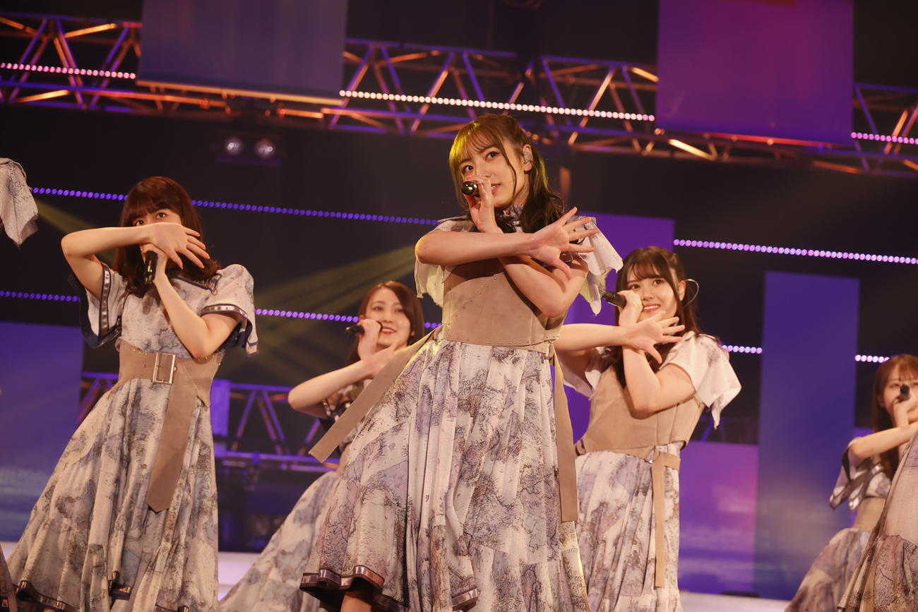 卒業コンサートでパフォーマンスする乃木坂46北野日奈子（中央）