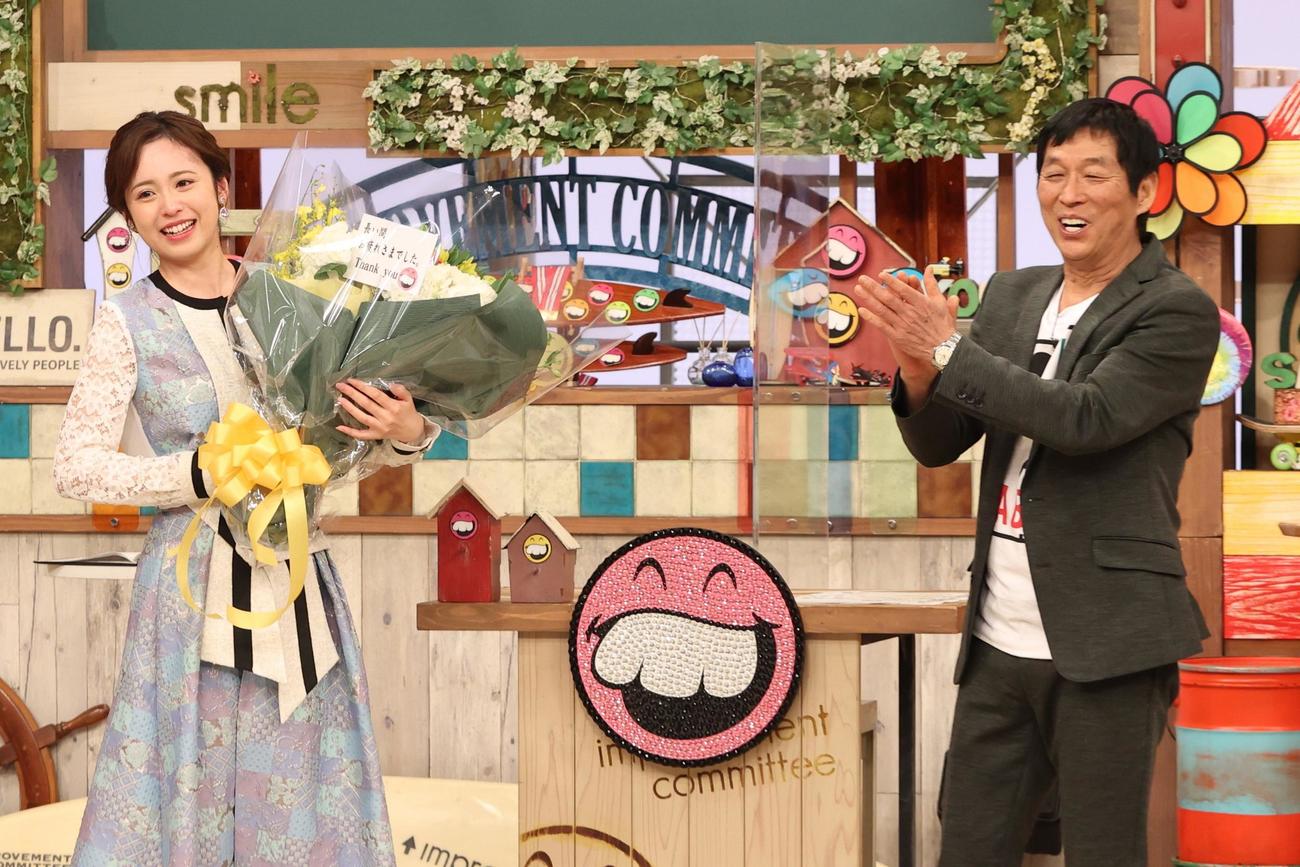 「さんまのお笑い向上委員会」最後の収録で花束を手にする久慈暁子アナ（左）と明石家さんま(C)フジテレビ