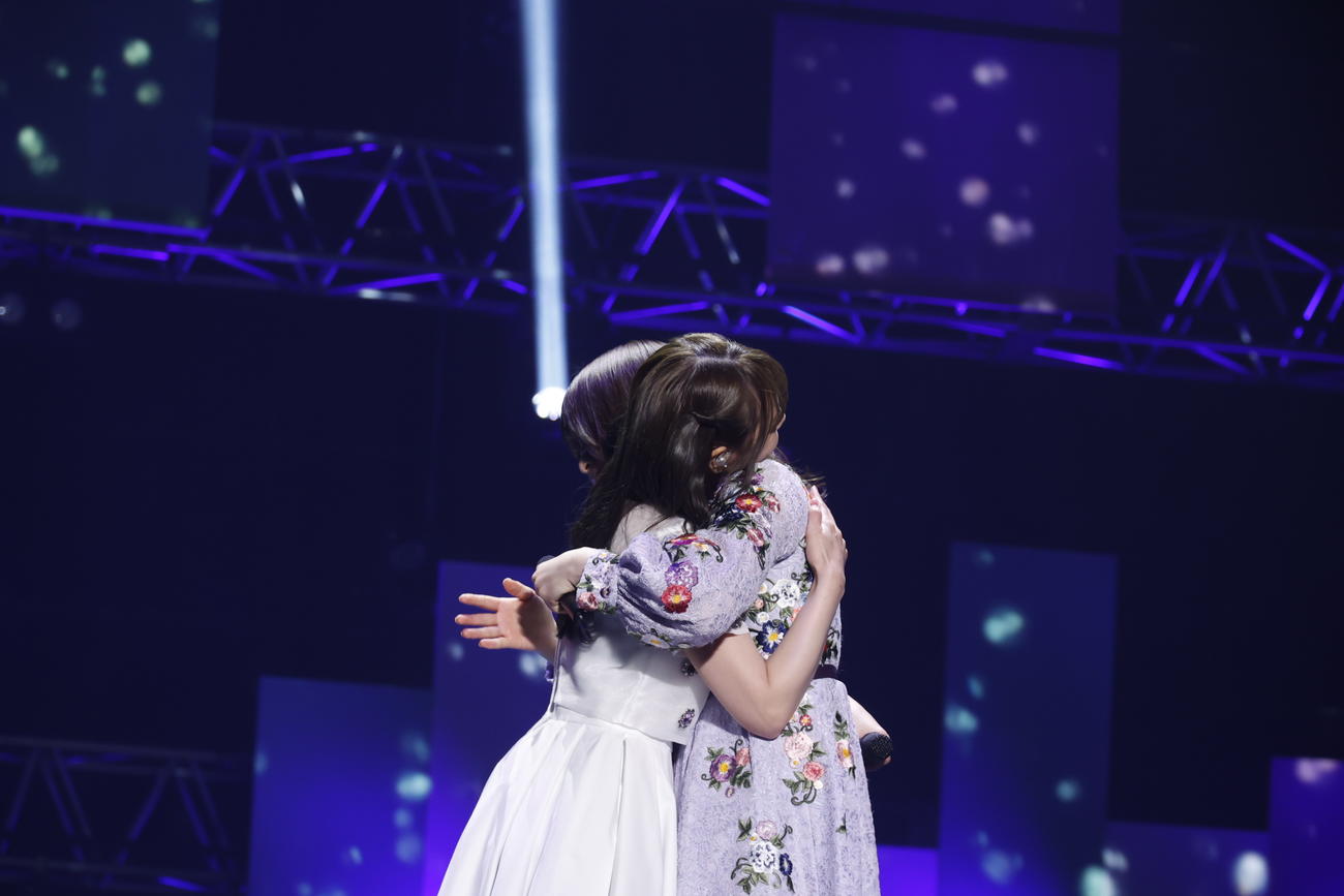 卒業コンサートで同期の山崎怜奈（右）と抱き合う乃木坂46北野日奈子