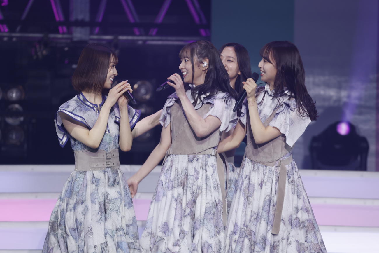 卒業コンサートでパフォーマンスする乃木坂46北野日奈子（手前中央）。同左は阪口珠美、同右は佐藤楓