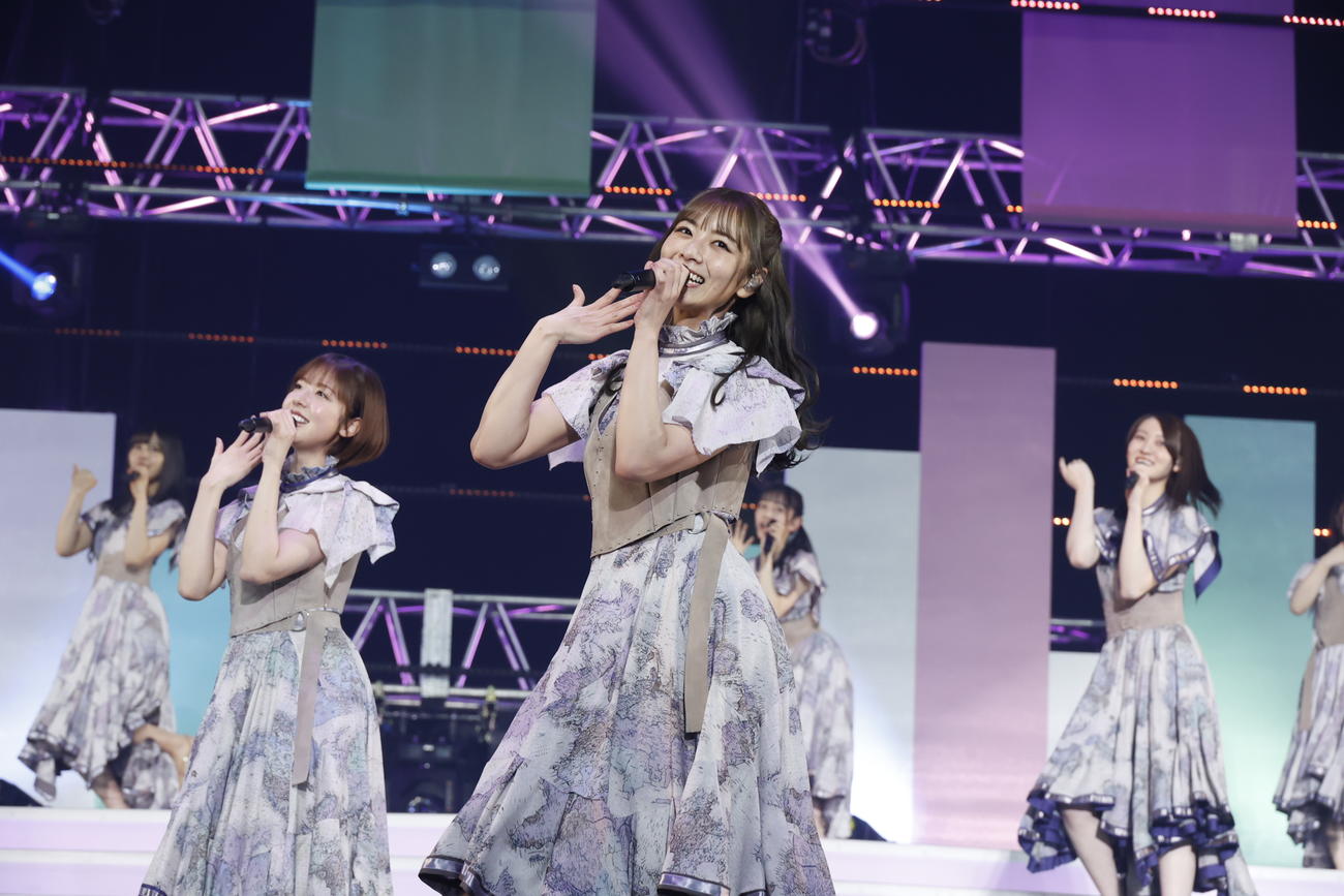 卒業コンサートでパフォーマンスする乃木坂46北野日奈子（中央）