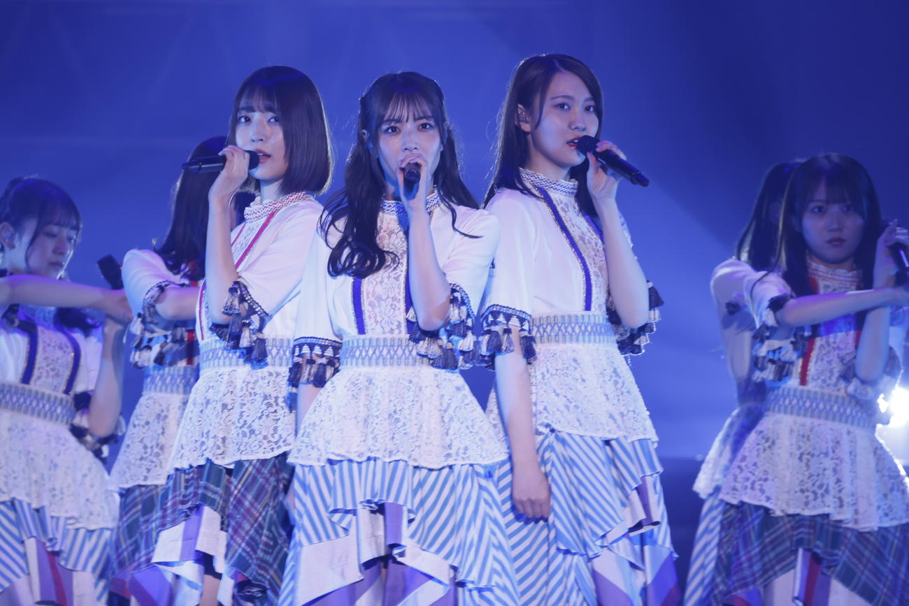 卒業コンサートでパフォーマンスする乃木坂46北野日奈子（中央）