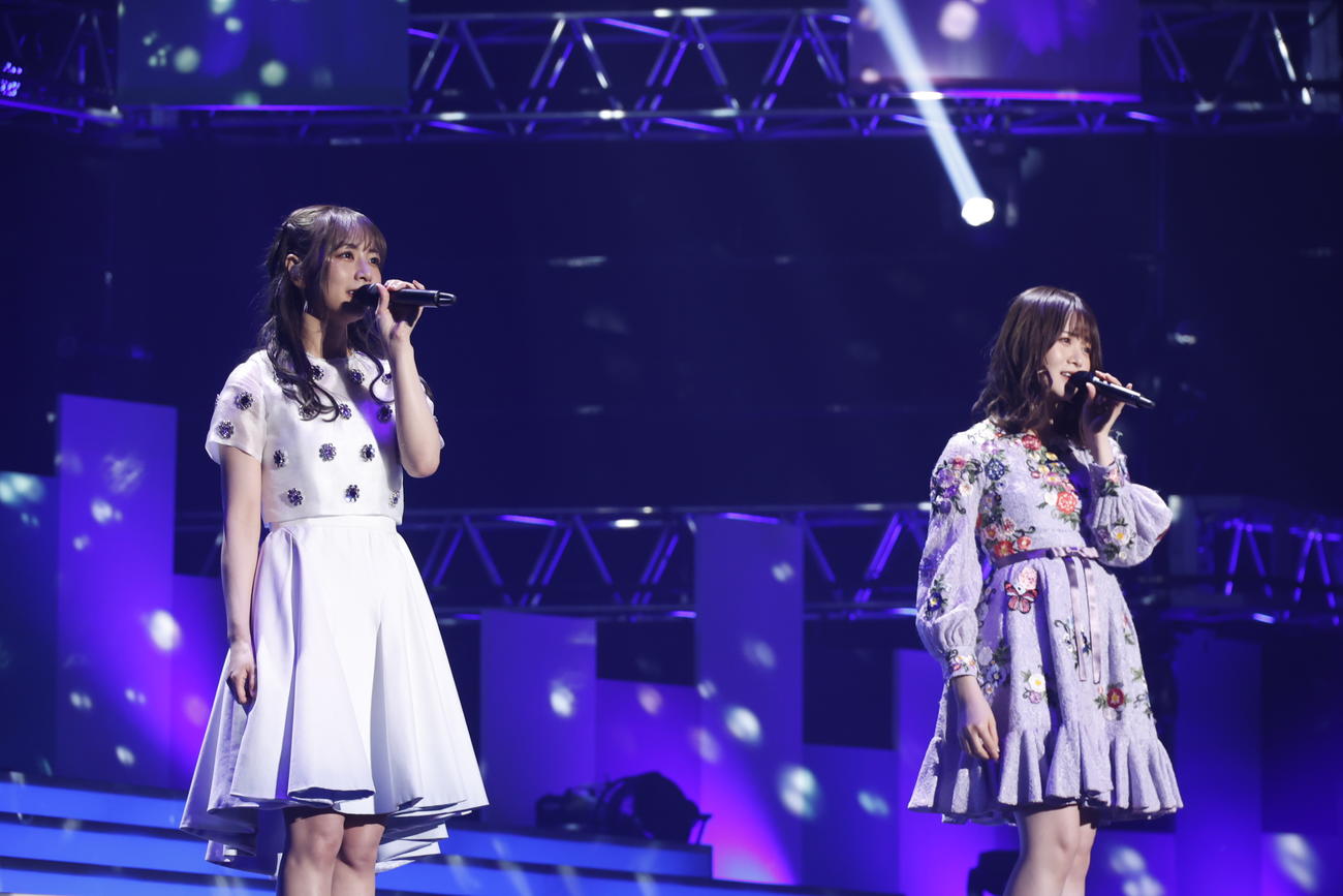 卒業コンサートでパフォーマンスする乃木坂46北野日奈子（左）。右は同期の山崎怜奈