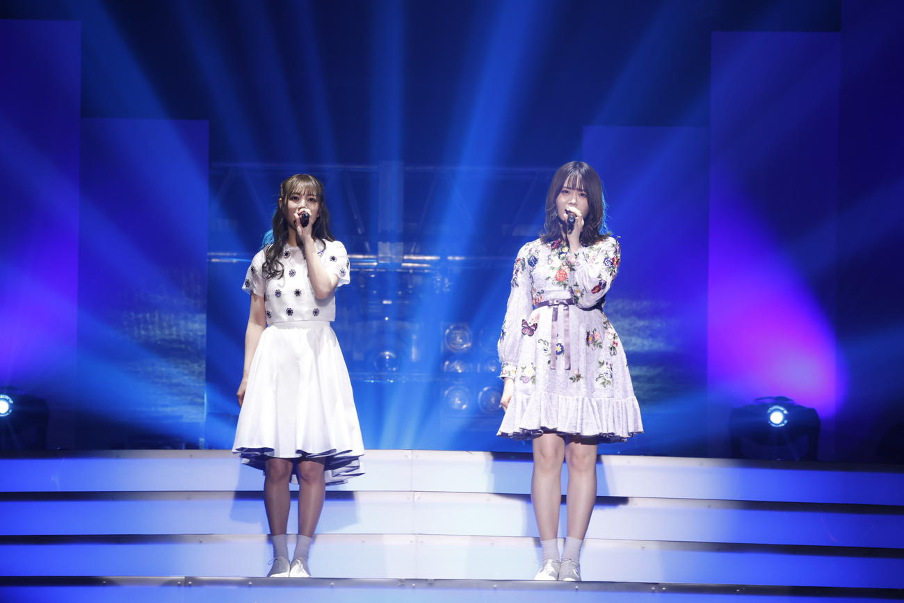 卒業コンサートでパフォーマンスする乃木坂46北野日奈子（左）。右は山崎怜奈