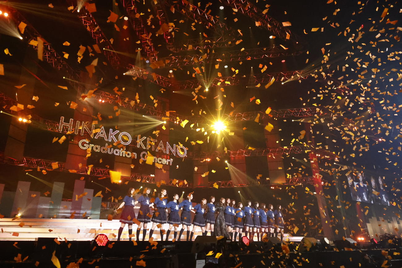 北野日奈子の卒業コンサートでパフォーマンスする乃木坂46