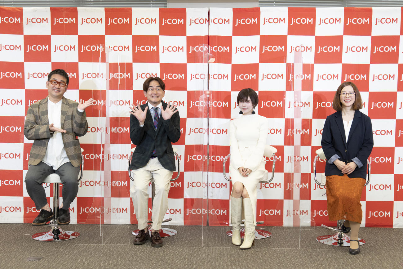 オンラインイベント「今こそ考えたい、ネットライフを充実させるためのマナー」で。左から、中西茂樹（なかなかにし）、那須晃行（同）、益若つばさ、情報リテラシーアドバイザー粟津千草さん