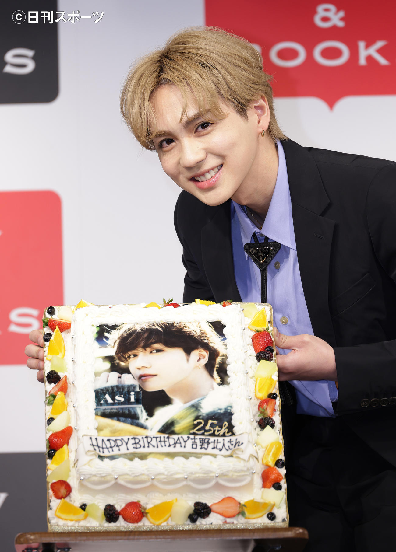 写真集刊行記念取材会で誕生ケーキを贈られた吉野北人（撮影・中島郁夫）