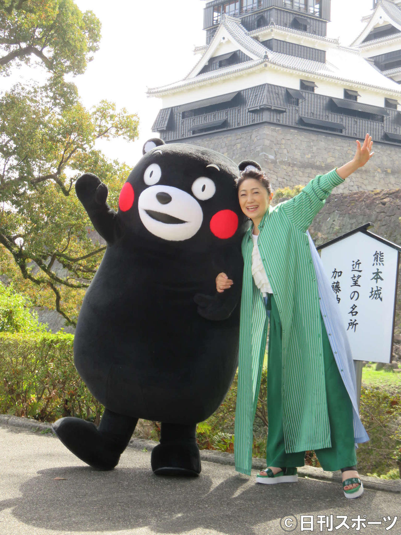 50周年記念コンサート前にくまもんと取材に応じる石川さゆり