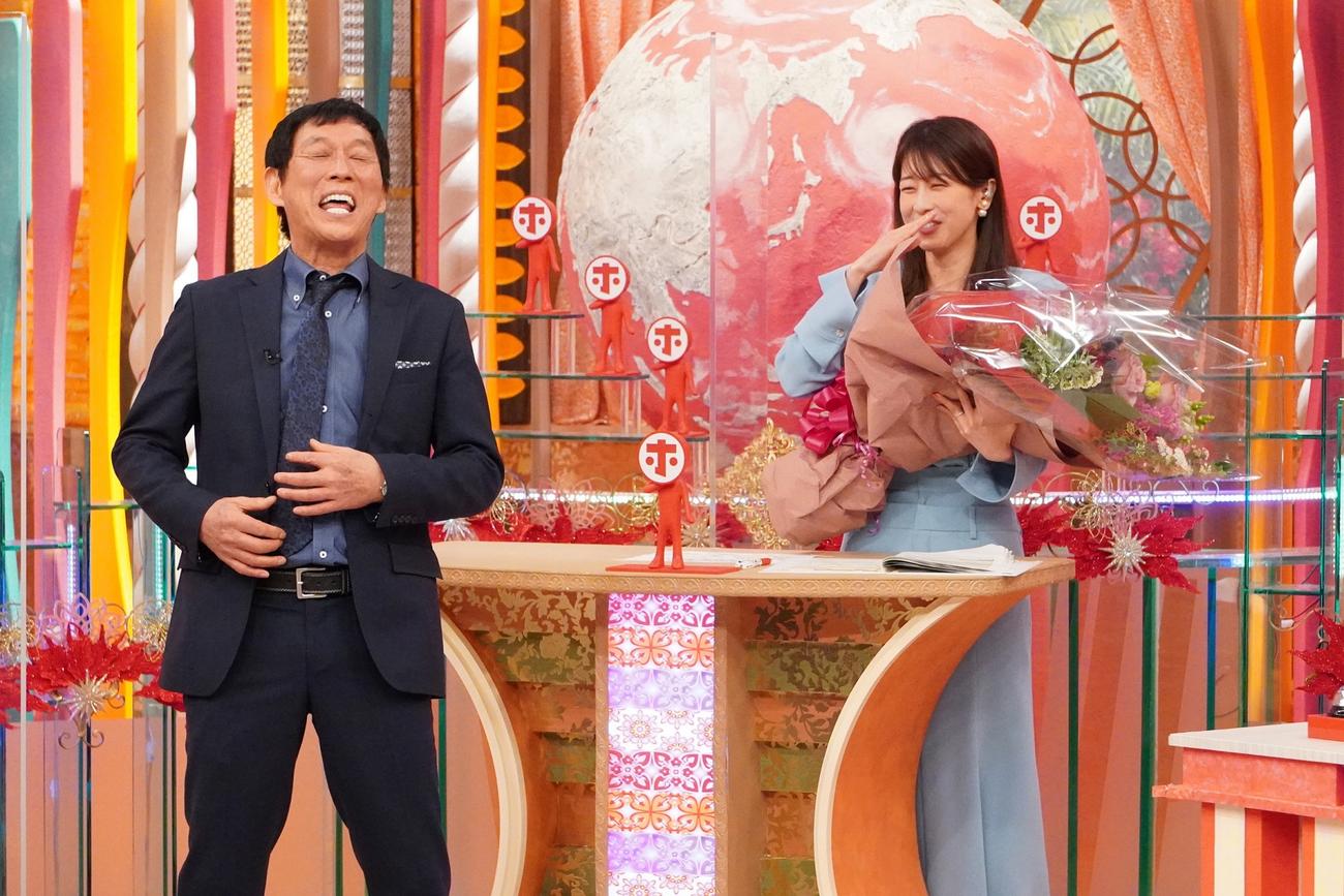 明石家さんま（左）と花束を手に笑顔を見せる加藤綾子（C）フジテレビ