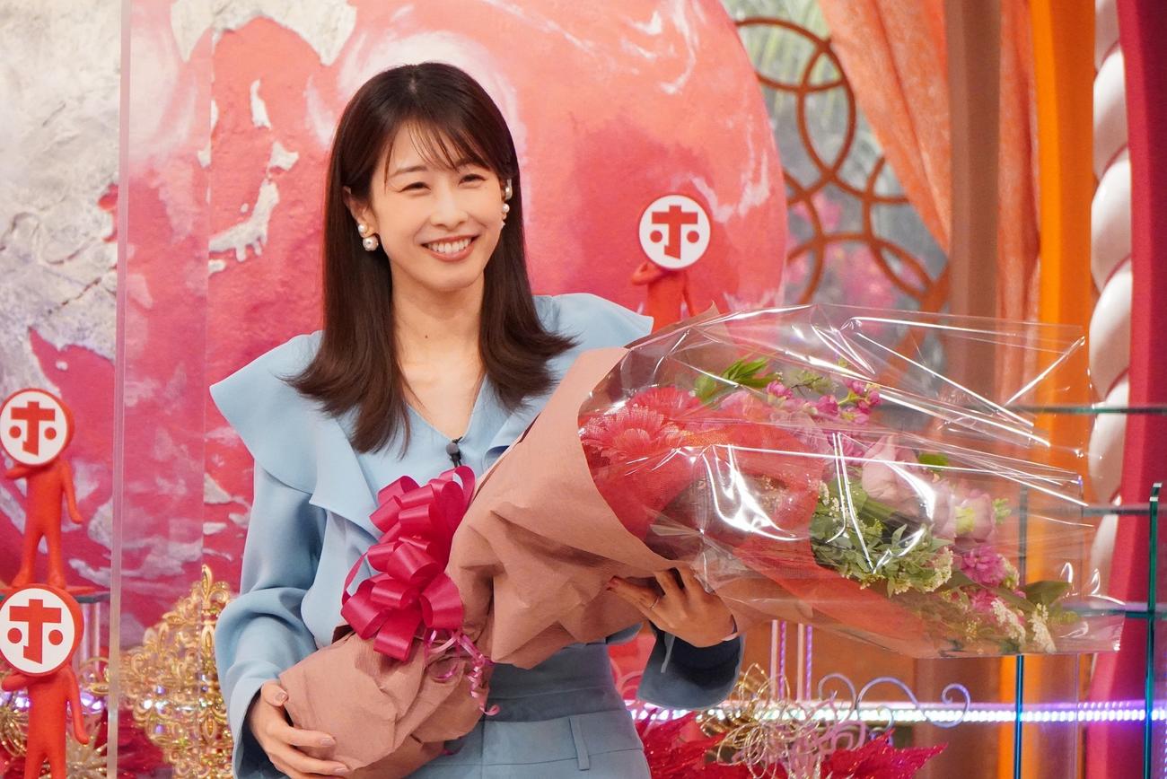 花束を手に笑顔を見せる加藤綾子アナ（C）フジテレビ