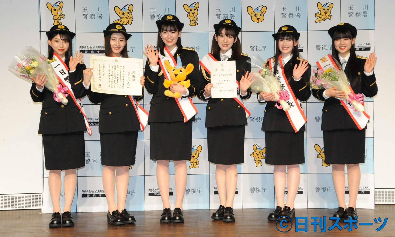 玉川警察署の一日警察署長を務めた、左から超ときめき宣伝部の辻野かなみ、杏ジュリア、坂井仁香、小泉遥香、菅田愛貴、吉川ひより（撮影・松尾幸之介）