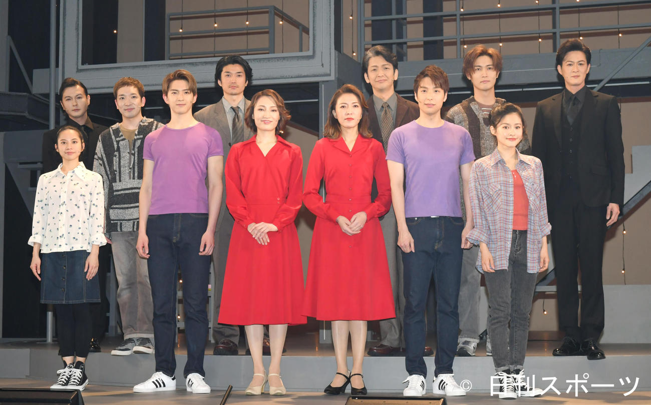 ミュージカル「next to normal」の会見で、記念撮影する前列左から屋比久知奈、甲斐翔真、望海風斗、安蘭けい、海宝直人、昆夏美、後列左から藤田玲、大久保祥太郎、渡辺大輔、岡田浩暉、A．B．C－Zの橋本良亮、新納慎也（撮影・酒井清司）