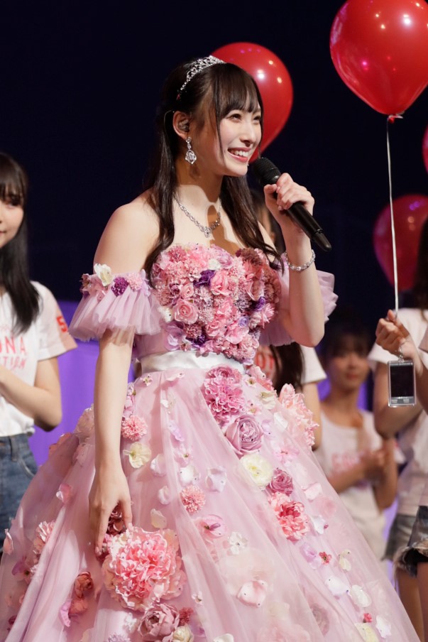 ドレス姿でアンコールに登場した梅山恋和（C）NMB48