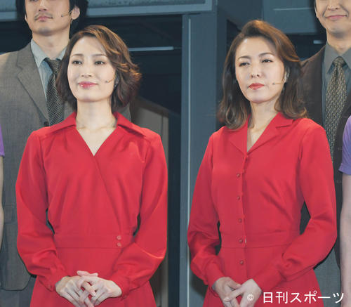 ミュージカル「next to normal」の会見で、笑顔を見せるダイアナ役の2人、望海風斗（左）と安蘭けい（撮影・酒井清司）